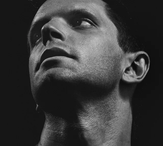 facet, portrait of a man, studio, profile, czarny i biały, large face, adult, pogląd. Jak zbudować system monitoringu rynku w organizacji: źródła, rytm i wskaźniki