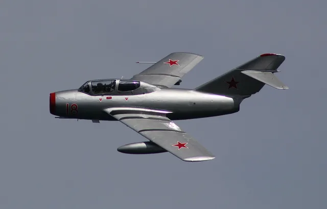 mig-15, russian fighter, myśliwce radzieckie, fagot, pokazy lotnicze, bray air display, samoloty, akrobacje, planes, air show. Koszty udziału w wydarzeniach branżowych: jak przygotować budżet